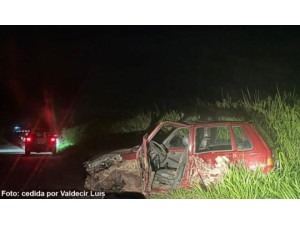 Quatro pessoas ficam feridas em acidente entre Uno e caminh�o carregado de amendoim em Tup�