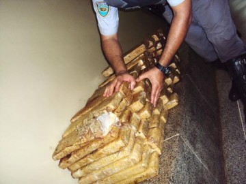 Belina � flagrada na rodovia com 85 kg de maconha em fundo falso