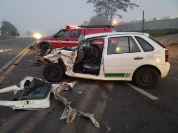 Carro da prefeitura de Hercul�ndia fica destru�do ap�s bater em carreta na rodovia em Tup�