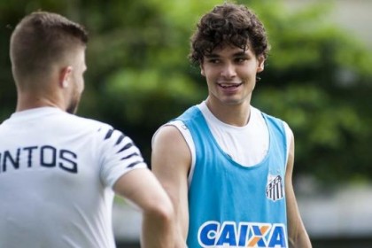 Dod j tem treinado no Santos; do elenco, ele s conhecia Eduardo Sasha (de costas), dos tempos de selees de base (Foto: Ivan Storti/Santos FC)
