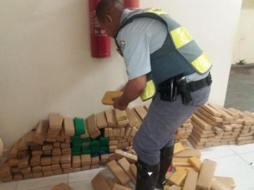 Carro roubado e cheio de tabletes de drogas � abandonado por motorista durante persegui��o policial