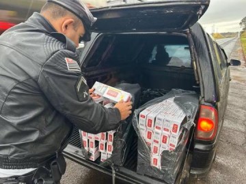 Mais de R$ 50 mil e 2 mil ma�os de cigarros contrabandeados s�o apreendidos em Parapu�