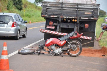 Oper�rio morre ao bater moto em caminh�o parado