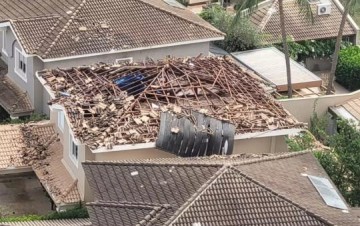 Exploso em cano de aquecedor destri telhado de casa em Araatuba