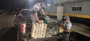 Quatro bolivianos s�o presos com coca�na escondida em fundo falso de duas caminhonetes, em Presidente Prudente