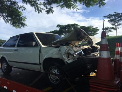 Carro bateu em um caminh�o carregado com soja, em �lvares Machado (Foto: Valmir Cust�dio/G1)