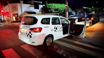 Motorista embriagado tenta fugir, ap�s atropelar duas pessoas em Parapu�