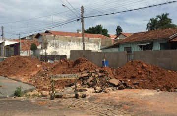 Prefeitura abre cratera na rua Rondon e moradores reclamam acesso �s resid�ncias