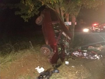 Motorista e passageiro morrem aps carro bater em rvore, em Mirante do Paranapanema