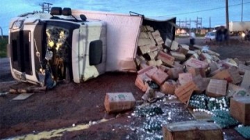 Caminh�o com carga de ovos tomba e motorista sai ileso do acidente