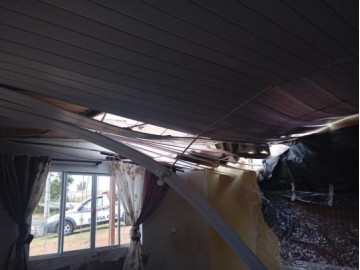 Defesa Civil de Osvaldo Cruz atende cinco ocorr�ncias ap�s forte ventania e chuva