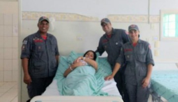 Bombeiros fazem parto na rua Armando Salles