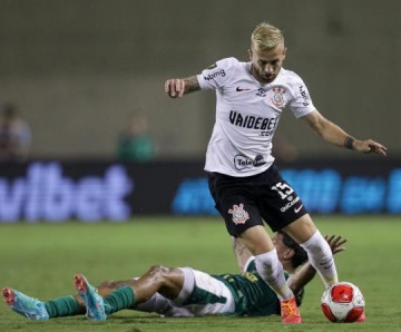 Corinthians arranca empate do Palmeiras com 2 a menos e zagueiro Gustavo Henrique como goleiro