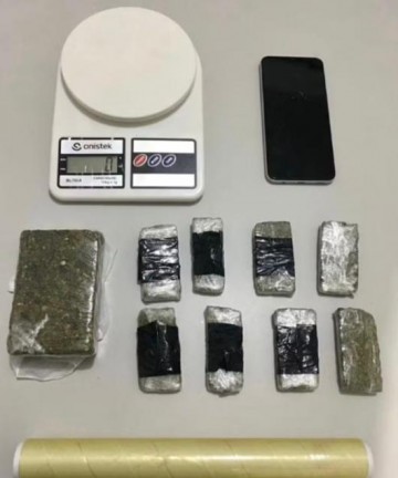 Homem corre ao ver viatura policial, dispensa sacola e acaba preso com por��es de maconha, em Presidente Venceslau