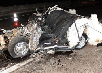 Motorista de carro morre ap�s bater de frente com caminh�o na SP-294