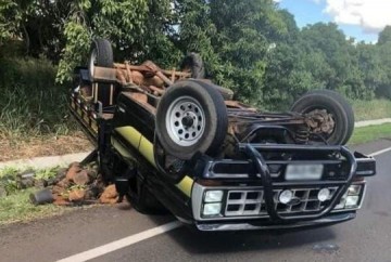 V�DEO: Caminhonete carregada de mudas capota em rodovia de Iacri