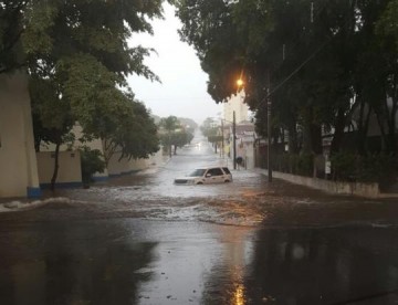 Enchente arrasta Land Rover na XV de Novembro: veja fotos e v�deo