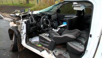 Batida entre caminh�o e caminhonete deixa motorista ferido na SP-425