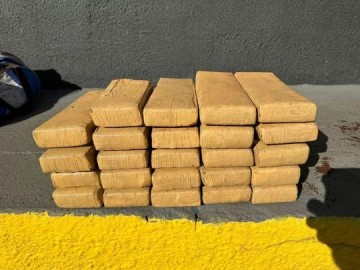 Jovem � presa com 24 tabletes de maconha escondidos dentro de mala de viagem, em Presidente Prudente