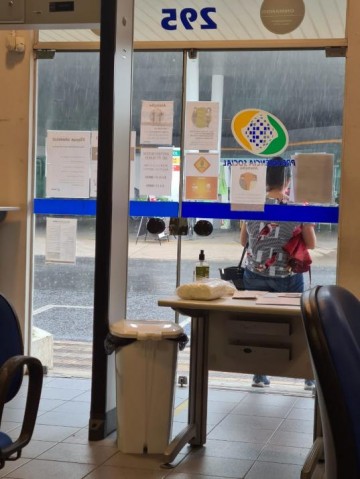 INSS de Osvaldo Cruz deixa populao  espera de atendimento na chuva