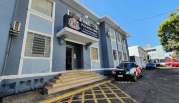 Motociclista morre ap�s atingir �rvore em avenida de Presidente Prudente