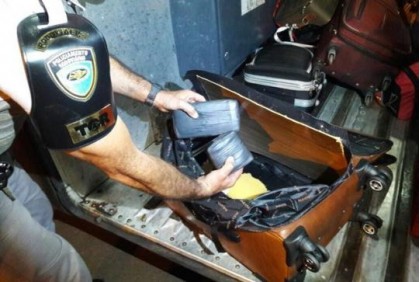 Droga estava dentro da mala do passageiro abordado em Presidente Epit�cio (Foto: Pol�cia Militar/Cedida)