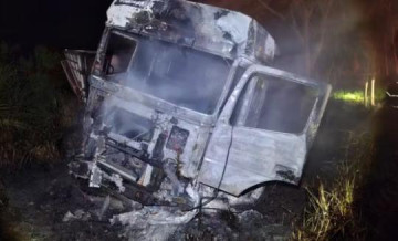 Carreta sai da pista, cai em ribanceira e pega fogo em rodovia de Parapu�