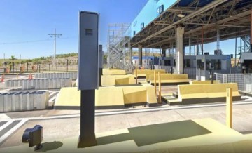 Caminh�o perde o freio em pra�a de ped�gio e bate em carro que efetuava pagamento, em Pacaembu