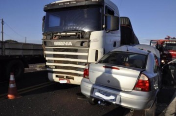 Acidente entre carreta e autom�vel deixa duas v�timas em estado grave na vicinal da Venda Branca