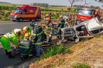 Homem morre ap�s capotar carro na Rodovia Assis Chateaubriand (SP-425), em Martin�polis