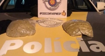 Droga foi encontrada sob as vestes �ntimas da boliviana, que foi presa em Presidente Epit�cio (Foto: Pol�cia Militar/Cedida)