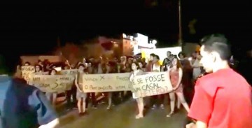 Estudantes e ativistas fazem ato ap�s casal gay relatar discrimina��o em lanchonete