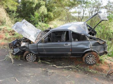 Adamantina: motorista perde controle da dire��o e despenca em ribanceira