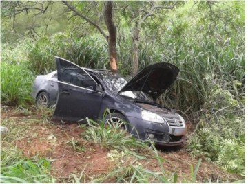 Motorista fica ferido ap�s perder controle da dire��o e bater carro em �rvore em Rin�polis