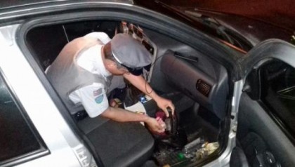 Em fiscaliza��o no interior do carro, pol�cia rodovi�ria encontrou droga na bolsa da motorista, que � costureira. (Foto: Cedida/Pol�cia Rodovi�ria)