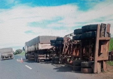 Carreta de milho tomba na SP-294 e carga cai sobre o acostamento