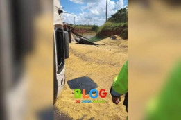 Carreta carregada de soja tomba em al�a de acesso da SP-294 em Osvaldo Cruz