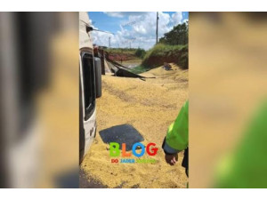 Carreta carregada de soja tomba em al�a de acesso da SP-294 em Osvaldo Cruz