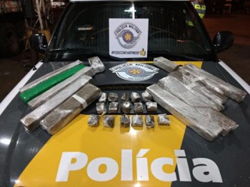 Pol�cia localiza bolsa com 29 tabletes de maconha durante buscas em cabine de caminh�o