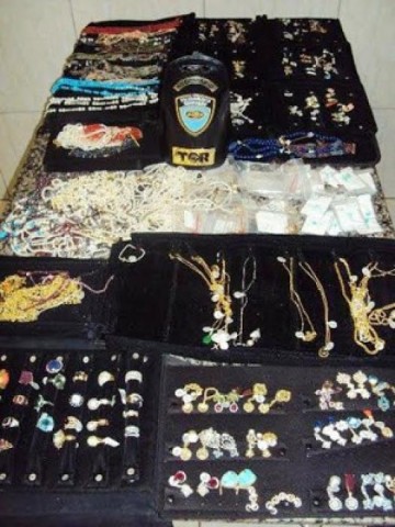 Pol�cia det�m mulher com mala cheia joias em Presidente Epit�cio