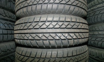 Pol�cia rodovi�ria apreende em �nibus de turismo 56 pneus contrabandeados