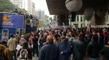 Professores de So Paulo aprovam participao em greve geral no dia 10