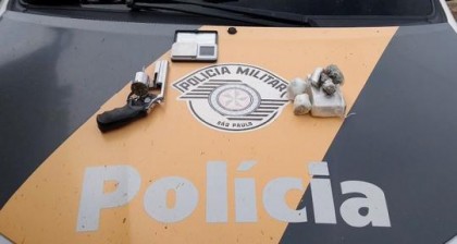 Polcia apreendeu a arma utilizada no crime, bem como drogas (Foto: Polcia Militar Rodoviria/Cedida)