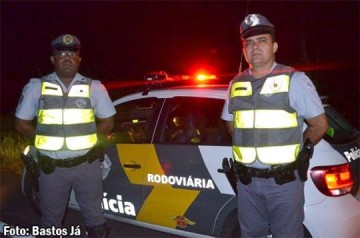 Motoqueiro � acusado de tentar agredir policiais na SP-457