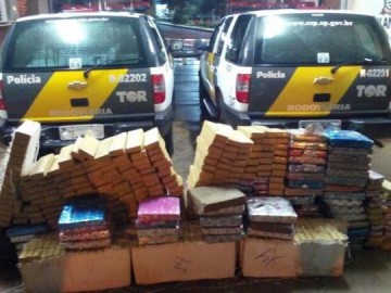 Ap�s 'furar' barreira, homem � preso com 610 kg de maconha em ve�culo