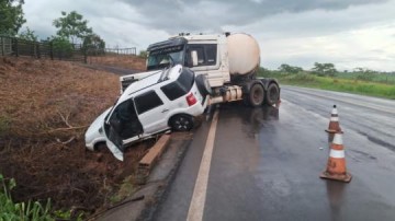 Acidente envolvendo carro e caminh�o deixa uma pessoa ferida na SP-425, em Parapu�
