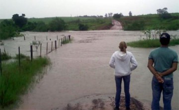 Ponte do Balisa entre Pracinha e Mari�polis desaparece com a chuva