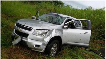 Motorista perde o controle da dire��o e capota caminhonete em ribanceira em Martin�polis