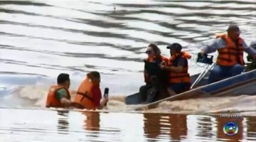 ASSISTA: Apresentadores 'levam banho' ao vivo durante jornal especial de aniversrio de Rio Preto aps incidente com barco