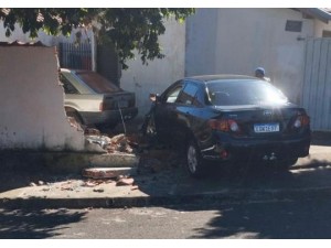 Motorista perde o controle e invade muro de residncia na regio da Igreja Rosa Mstica